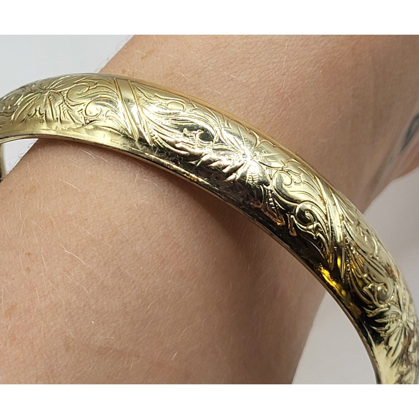Embossed Goldtone Bangle Bracelet Lightweight Fashion 275in Dia 22$